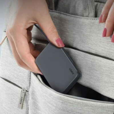 Pin Dự Phòng Aukey PB-Y53 Spark Sling 10000mAh 15W Tích Hợp Cáp USB-C - in dự phòng Aukey Spark Sling Lite Slim PB-Y53 10.000mAh 15W tích hợp cáp USB-C có dung lượng 10.000mAh, hỗ trợ sạc nhanh 15W và sạc PD 20W cho iPhone. Sản phẩm có hai cổng USB-C và USB-A, đạt chứng nhận an toàn quốc tế CE, FCC. Phụ kiện pin dự phòng Aukey có kích thước 118 x 70 x 17mm và nặng 180g, tích hợp sẵn cáp USB-C tiện lợi.