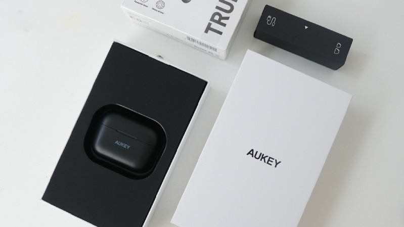 Aukey EP-M1 Tai nghe true wireless chống nước IPX4 - THÔNG SỐ KỸ THUẬT <ul> <li>Màu sắc: Đen, Trắng</li> <li>Kết nối: Bluetooth 5.0</li> <li>Kích thước trình điều khiển: 1 x 10 mm / 0,3"</li> <li>Độ nhạy của loa: 101dB ± 3dB</li> <li>Dải tần: 20 Hz - 20 kHz</li> <li>Trở kháng: 32 ôm</li> <li>Loại micrô: Micrô MEMS</li> <li>Độ nhạy của micrô: -42dB ± 3dB</li> <li>Dải tần của micrô: 100 Hz - 10 kH</li> <li>Thời gian sạc lên tới: 2,5 giờ.</li> <li>Thời lượng: tối đa 30 giờ (có hộp đựng)</li> </ul> Tai nghe Fullbox bao gồm : <ul> <li>1 x Tai nghe không dây AUKEY EP-M1</li> <li>1 x Hộp sạc</li> <li>Ba cặp khuyên tai (S / M / L)</li> <li>1 x Cáp USB-C</li> <li>1 x Hướng dẫn sử dụng</li> <li>1 x Hướng dẫn Bắt đầu Nhanh</li> </ul>