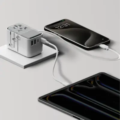 Bộ sạc du lịch MOMAX UA21UKW 4 cổng 1-World+ Flow có cáp USB-C tích hợp 35W - Du lịch nhẹ nhàng, sạc dễ dàng khắp thế giới với <strong>Bộ sạc du lịch MOMAX UA21UKW 4 cổng 1-World+ Flow có cáp USB-C tích hợp 35W</strong>. Tích hợp sẵn các loại chân cắm, bộ sạc <strong>MOMAX UA21UKW</strong> tương thích với hơn 200 quốc gia. Tổng công suất 35W đủ cho nhu cầu sạc nhiều thiết bị cùng lúc (smartphone, tablet...). Với 4 cổng sạc (USB-C PD & USB-A) và đặc biệt là cáp USB-C tích hợp tiện lợi, bạn không cần mang theo nhiều bộ sạc và cáp rời. Nhỏ gọn, an toàn và đáng tin cậy. <strong>MOMAX UA21UKW</strong> là giải pháp năng lượng "tất cả trong một" cho mọi chuyến đi.
