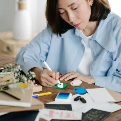 Thiết Bị Định Vị MOMAX BR10 Pinpop Lite - Đừng để những món đồ nhỏ bé nhưng quan trọng "biến mất" nữa! <strong>Thiết Bị Định Vị MOMAX BR10</strong> Pinpop Lite là giải pháp tìm kiếm đồ vật siêu nhỏ gọn và tiện lợi. Với thiết kế "Lite" cực nhẹ và móc khóa đi kèm, bạn dễ dàng gắn <strong>MOMAX BR10</strong> vào chìa khóa, balo, túi xách hay vật nuôi (có giám sát). Sử dụng mạng lưới tìm kiếm rộng khắp (thường tương thích với Find My), <strong>MOMAX BR10</strong> giúp bạn định vị đồ vật nhanh chóng qua điện thoại. Pin dùng lâu (thường là pin cúc áo dễ thay thế) và tính năng báo động âm thanh giúp tìm đồ vật ở gần dễ dàng. An tâm hơn với <strong>MOMAX BR10</strong> – người bạn đồng hành nhỏ bé, hữu ích lớn.