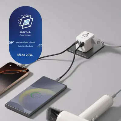 Bộ sạc du lịch MOMAX UA26 GaN 3 cổng 1-World² 20W với AC kép - Giải phóng bạn khỏi mọi lo lắng về sạc khi du lịch quốc tế với <strong>Bộ sạc du lịch đa năng MOMAX UA26 GaN 3 cổng 1-World² 20W với AC kép</strong>. Tương thích hơn 200 quốc gia với các chân cắm tích hợp thông minh, bộ sạc <strong>MOMAX UA26</strong> mang đến tổng công suất sạc lên tới 20W đáng tin cậy nhờ công nghệ GaN. Với 3 cổng sạc USB (USB-C PD & USB-A QC) và đặc biệt là khả năng cấp nguồn AC kép độc đáo, bạn có thể nạp năng lượng cho mọi thiết bị cùng lúc, kể cả những thiết bị sử dụng phích cắm truyền thống. Nhỏ gọn, an toàn và cực kỳ đa năng. <strong>MOMAX UA26</strong> là giải pháp năng lượng "tất cả trong một", đáng tin cậy cho mọi chuyến đi.
