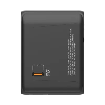 Bộ sạc du lịch MOMAX UA9UK 5 cổng 1-World 35W - Du lịch khắp thế giới một cách dễ dàng và tiện lợi với <strong>Bộ sạc du lịch MOMAX UA9UK 5 cổng 1-World 35W tương thích hơn 200 quốc gia</strong>. Tích hợp sẵn các loại chân cắm cho hơn 200 quốc gia, bộ sạc <strong>MOMAX UA9UK</strong> mang đến tổng công suất 35W đáng tin cậy. Với 5 cổng sạc (3 USB-C & 2 USB-A), bạn có thể nạp năng lượng đồng thời cho điện thoại, máy tính bảng và nhiều thiết bị khác. Nhỏ gọn, an toàn và cực kỳ đa năng. <strong>MOMAX UA9UK</strong> là người bạn đồng hành lý tưởng cho mọi chuyến đi, đơn giản hóa hành lý và giữ thiết bị của bạn luôn sẵn sàng hoạt động trên khắp thế giới.