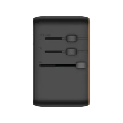 Bộ sạc du lịch MOMAX UA20UK 3 cổng 1-World+ Cáp USB-C tích hợp 25W - Giải phóng bạn khỏi mọi lo lắng về sạc khi du lịch quốc tế với <strong>Bộ sạc du lịch đa năng MOMAX UA20UK GaN 3 cổng 1-World+ có cáp USB-C tích hợp 25W tương thích hơn 200 quốc gia</strong>. Tương thích hơn 200 quốc gia với các chân cắm tích hợp thông minh, bộ sạc <strong>MOMAX UA20UK</strong> mang đến tổng công suất sạc 25W đáng tin cậy nhờ công nghệ GaN. Với 3 cổng sạc (2 USB-C & 1 USB-A) và đặc biệt là cáp USB-C tích hợp sẵn, bạn có thể nạp năng lượng cho nhiều thiết bị cùng lúc mà không cần mang theo dây rời. Nhỏ gọn, an toàn và cực kỳ đa năng. <strong>MOMAX UA20UK</strong> là giải pháp năng lượng "tất cả trong một", đáng tin cậy cho mọi chuyến đi.