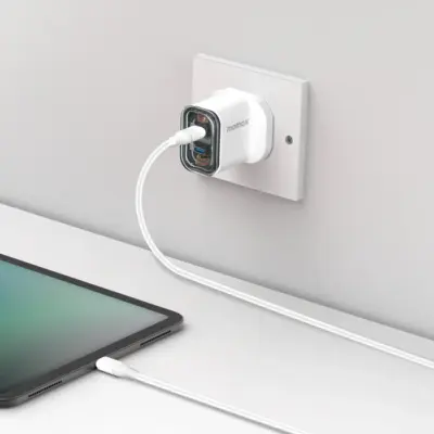 Bộ sạc MOMAX UM51UKW 1-Charge Flow Bộ sạc GaN 2 cổng 35W - Trải nghiệm tốc độ sạc nhanh cho hai thiết bị cùng lúc trong một thiết kế siêu nhỏ gọn với <strong>Bộ sạc MOMAX UM51UKW 1-Charge Flow GaN 2 cổng 35W</strong>. Công suất sạc 35W Power Delivery mạnh mẽ nhờ công nghệ GaN tiên tiến, đủ sức nạp năng lượng cho smartphone, máy tính bảng và cả laptop mỏng nhẹ một cách hiệu quả. Với 2 cổng sạc (1 USB-C PD & 1 USB-A QC), bạn có thể sạc đồng thời hai thiết bị. Chân cắm UK (3 chấu) tích hợp, an toàn và đáng tin cậy. <strong>MOMAX UM51UKW</strong> là người bạn đồng hành lý tưởng cho mọi nhu cầu sạc nhanh, đơn giản và hiệu quả, giúp bạn luôn kết nối mọi lúc mọi nơi.