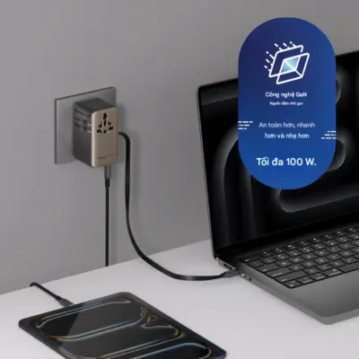 Bộ sạc du lịch MOMAX UA25 mini GaN 4 cổng 1-World²⁺ có cáp thu vào tích hợp 100W với AC kép - Giải phóng bạn khỏi mọi lo lắng về sạc khi du lịch quốc tế với <strong>Bộ sạc du lịch đa năng MOMAX UA25 mini GaN 4 cổng 1-World²⁺ có cáp thu vào tích hợp 100W với AC kép</strong>. Tương thích hơn 200 quốc gia với các chân cắm tích hợp thông minh, bộ sạc <strong>MOMAX UA25</strong> mang đến tổng công suất sạc lên tới 100W mạnh mẽ nhờ công nghệ GaN. Với 4 cổng USB (3 USB-C PD & 1 USB-A QC), cáp USB-C thu vào tích hợp tiện lợi và đặc biệt là khả năng cấp nguồn AC kép độc đáo, bạn có thể nạp năng lượng cho mọi thiết bị cùng lúc, kể cả những thiết bị sử dụng phích cắm truyền thống. Nhỏ gọn, an toàn và cực kỳ đa năng. <strong>MOMAX UA25</strong> là giải pháp năng lượng "tất cả trong một", đáng tin cậy cho mọi chuyến đi.