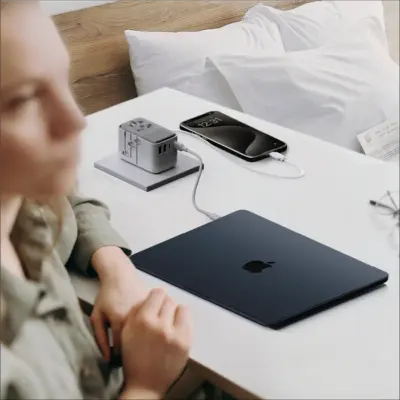 Bộ sạc du lịch MOMAX UA21UKW 4 cổng 1-World+ Flow có cáp USB-C tích hợp 35W - Du lịch nhẹ nhàng, sạc dễ dàng khắp thế giới với <strong>Bộ sạc du lịch MOMAX UA21UKW 4 cổng 1-World+ Flow có cáp USB-C tích hợp 35W</strong>. Tích hợp sẵn các loại chân cắm, bộ sạc <strong>MOMAX UA21UKW</strong> tương thích với hơn 200 quốc gia. Tổng công suất 35W đủ cho nhu cầu sạc nhiều thiết bị cùng lúc (smartphone, tablet...). Với 4 cổng sạc (USB-C PD & USB-A) và đặc biệt là cáp USB-C tích hợp tiện lợi, bạn không cần mang theo nhiều bộ sạc và cáp rời. Nhỏ gọn, an toàn và đáng tin cậy. <strong>MOMAX UA21UKW</strong> là giải pháp năng lượng "tất cả trong một" cho mọi chuyến đi.