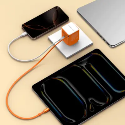 Bộ sạc MOMAX UM76UK GaN 1-Charge+ 1 cổng có cáp USB-C tích hợp 65W - Đơn giản hóa việc sạc pin cho mọi thiết bị USB-C của bạn với <strong>Bộ sạc MOMAX UM76UK GaN 1-Charge+ 1 cổng có cáp USB-C tích hợp 65W</strong>. Công suất sạc nhanh 65W Power Delivery mạnh mẽ nhờ công nghệ GaN, đủ sức nạp năng lượng cho cả laptop, máy tính bảng và smartphone. Đặc biệt, cáp USB-C được tích hợp sẵn ngay trên thân bộ sạc – giải pháp "tất cả trong một" cực kỳ tiện lợi, không lo quên cáp. Chân cắm UK (3 chấu) tích hợp. Nhỏ gọn, hiệu quả và đáng tin cậy. <strong>MOMAX UM76UK</strong> là người bạn đồng hành lý tưởng cho bàn làm việc và di chuyển.