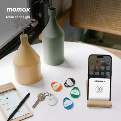 Thiết Bị Định Vị MOMAX BR10 Pinpop Lite - Đừng để những món đồ nhỏ bé nhưng quan trọng "biến mất" nữa! <strong>Thiết Bị Định Vị MOMAX BR10</strong> Pinpop Lite là giải pháp tìm kiếm đồ vật siêu nhỏ gọn và tiện lợi. Với thiết kế "Lite" cực nhẹ và móc khóa đi kèm, bạn dễ dàng gắn <strong>MOMAX BR10</strong> vào chìa khóa, balo, túi xách hay vật nuôi (có giám sát). Sử dụng mạng lưới tìm kiếm rộng khắp (thường tương thích với Find My), <strong>MOMAX BR10</strong> giúp bạn định vị đồ vật nhanh chóng qua điện thoại. Pin dùng lâu (thường là pin cúc áo dễ thay thế) và tính năng báo động âm thanh giúp tìm đồ vật ở gần dễ dàng. An tâm hơn với <strong>MOMAX BR10</strong> – người bạn đồng hành nhỏ bé, hữu ích lớn.