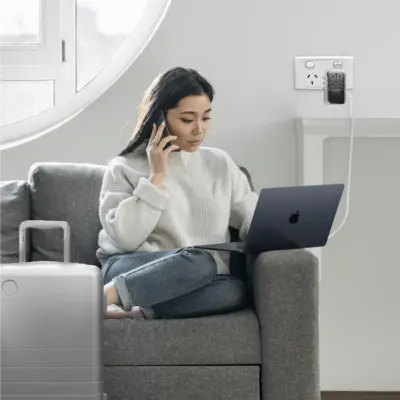 Bộ sạc du lịch MOMAX UA21UKW 4 cổng 1-World+ Flow có cáp USB-C tích hợp 35W - Du lịch nhẹ nhàng, sạc dễ dàng khắp thế giới với <strong>Bộ sạc du lịch MOMAX UA21UKW 4 cổng 1-World+ Flow có cáp USB-C tích hợp 35W</strong>. Tích hợp sẵn các loại chân cắm, bộ sạc <strong>MOMAX UA21UKW</strong> tương thích với hơn 200 quốc gia. Tổng công suất 35W đủ cho nhu cầu sạc nhiều thiết bị cùng lúc (smartphone, tablet...). Với 4 cổng sạc (USB-C PD & USB-A) và đặc biệt là cáp USB-C tích hợp tiện lợi, bạn không cần mang theo nhiều bộ sạc và cáp rời. Nhỏ gọn, an toàn và đáng tin cậy. <strong>MOMAX UA21UKW</strong> là giải pháp năng lượng "tất cả trong một" cho mọi chuyến đi.