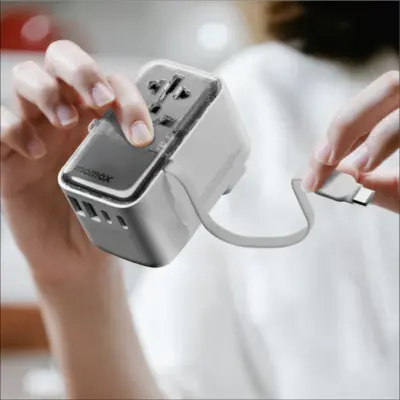 Bộ sạc du lịch MOMAX UA21UKW 4 cổng 1-World+ Flow có cáp USB-C tích hợp 35W - Du lịch nhẹ nhàng, sạc dễ dàng khắp thế giới với <strong>Bộ sạc du lịch MOMAX UA21UKW 4 cổng 1-World+ Flow có cáp USB-C tích hợp 35W</strong>. Tích hợp sẵn các loại chân cắm, bộ sạc <strong>MOMAX UA21UKW</strong> tương thích với hơn 200 quốc gia. Tổng công suất 35W đủ cho nhu cầu sạc nhiều thiết bị cùng lúc (smartphone, tablet...). Với 4 cổng sạc (USB-C PD & USB-A) và đặc biệt là cáp USB-C tích hợp tiện lợi, bạn không cần mang theo nhiều bộ sạc và cáp rời. Nhỏ gọn, an toàn và đáng tin cậy. <strong>MOMAX UA21UKW</strong> là giải pháp năng lượng "tất cả trong một" cho mọi chuyến đi.
