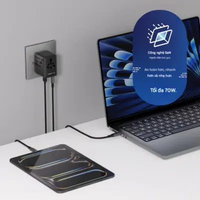 Bộ sạc du lịch MOMAX UA22 mini GaN 5 cổng 1-World² 70W với AC kép - Giải phóng bạn khỏi mọi lo lắng về sạc khi du lịch quốc tế với <strong>Bộ sạc du lịch đa năng MOMAX UA22 mini GaN 5 cổng 1-World² 70W với AC kép</strong>. Tương thích hơn 200 quốc gia với các chân cắm tích hợp thông minh, bộ sạc <strong>MOMAX UA22</strong> mang đến tổng công suất sạc lên tới 70W mạnh mẽ nhờ công nghệ GaN. Với 5 cổng sạc (3 USB-C PD & 2 USB-A QC) và đặc biệt là khả năng cấp nguồn AC kép độc đáo, bạn có thể nạp năng lượng cho mọi thiết bị cùng lúc, kể cả những thiết bị sử dụng phích cắm truyền thống. Nhỏ gọn, an toàn và cực kỳ đa năng. <strong>MOMAX UA22</strong> là giải pháp năng lượng "tất cả trong một", đáng tin cậy cho mọi chuyến đi, giữ thiết bị của bạn luôn sẵn sàng hoạt động ở bất kỳ đâu trên thế giới.