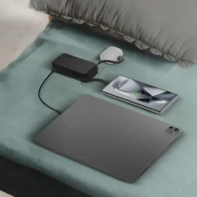 Pin dự phòng MOMAX IP138MFI Power Vital+ 10000mAh tích hợp cáp USB-C và Lightning - Giải phóng bạn khỏi dây cáp rắc rối với <strong>Pin dự phòng MOMAX IP138MFI Power Vital+ 10000mAh tích hợp cáp USB-C và Lightning</strong>. Với dung lượng 10000mAh, pin cung cấp năng lượng bền bỉ cho cả ngày dài. Điểm nhấn đột phá là <strong>MOMAX IP138MFI Power Vital+ 10000mAh</strong> tích hợp sẵn cả cáp USB-C (Input/Output) và cáp Lightning (Output, MFi Certified), sạc trực tiếp cho hầu hết điện thoại iPhone và Android mà không cần thêm dây. Nhỏ gọn, tiện lợi, hỗ trợ sạc nhanh, đây là giải pháp năng lượng "tất cả trong một" hoàn hảo.