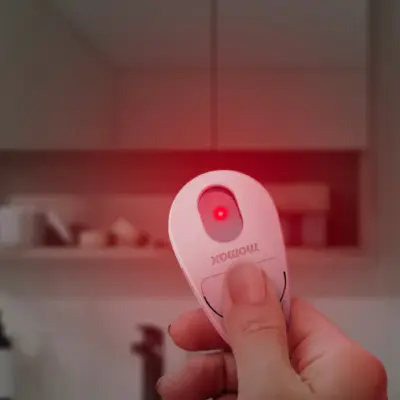 Thiết Bị Định Vị MOMAX BR13 Pinguard với chức năng phát hiện camera chống gián điệp - Bảo vệ đồ đạc và sự riêng tư của bạn với <strong>Thiết Bị Định Vị MOMAX BR13</strong> Pinguard. Không chỉ là thiết bị định vị giúp bạn tìm lại ví, chìa khóa, túi xách bị thất lạc thông qua mạng lưới tìm kiếm rộng khắp (tương thích Find My), <strong>MOMAX BR13</strong> còn tích hợp chức năng phát hiện camera ẩn chống gián điệp, mang đến sự an tâm tuyệt đối. Thiết kế nhỏ gọn, dễ dàng mang theo, <strong>MOMAX BR13</strong> là vệ sĩ di động của bạn. Với <strong>MOMAX BR13</strong>, bạn luôn kiểm soát được vị trí đồ vật và bảo vệ không gian riêng tư của mình.