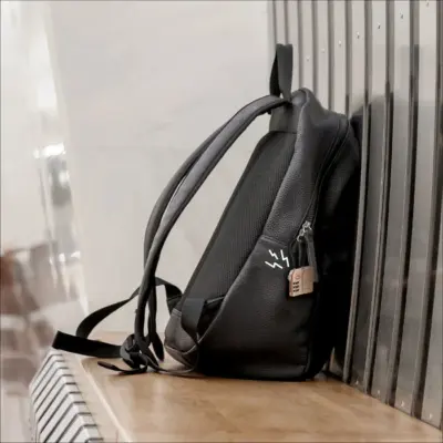 Thiết Bị Định Vị MOMAX BR15 PinLock bằng khóa TSA - Đừng bao giờ lo lắng về hành lý thất lạc nữa! <strong>Thiết Bị Định Vị MOMAX BR15</strong> là sự kết hợp đột phá giữa công nghệ định vị tiên tiến và khóa TSA an toàn chuẩn quốc tế. Thiết kế PinLock thông minh này không chỉ giúp bạn theo dõi chính xác vị trí vali, túi xách hay bất kỳ tài sản giá trị nào mà còn bảo vệ chúng bằng một khóa số tích hợp được TSA chấp thuận. Nhỏ gọn, bền bỉ và dễ sử dụng qua ứng dụng di động, <strong>MOMAX BR15</strong> mang đến sự an tâm tuyệt đối cho mọi chuyến đi. Bảo vệ tài sản của bạn một cách thông minh với <strong>Thiết Bị Định Vị MOMAX BR15</strong>.