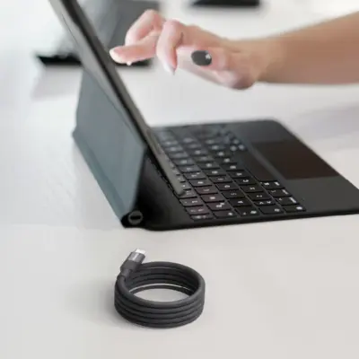 Cáp từ tính MOMAX DA57D Mag.Link USB-A sang USB-C 66W 1m - Nâng cấp trải nghiệm sạc và truyền dữ liệu của bạn với <strong>Cáp từ tính MOMAX DA57D Mag.Link USB-A sang USB-C 66W 1m</strong>. Công nghệ từ tính Mag.Link độc đáo cho phép kết nối/ngắt kết nối tức thì chỉ bằng một lực hút nhẹ nhàng, bảo vệ cổng sạc thiết bị quý giá của bạn khỏi hư hại. Sợi cáp <strong>MOMAX DA57D</strong> hỗ trợ công suất sạc siêu nhanh 66W, lý tưởng để nạp năng lượng cho smartphone (đặc biệt các dòng hỗ trợ sạc nhanh công suất cao qua cổng A) và các thiết bị khác. Bền bỉ, tiện lợi và cực kỳ thông minh. <strong>MOMAX DA57D</strong> là phụ kiện "must-have" cho mọi người dùng cần sự kết hợp giữa sạc nhanh qua cổng USB-A và tiện ích từ tính.