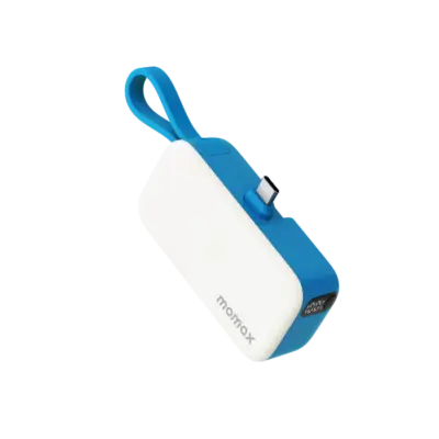 Pin dự phòng 3 trong 1 MOMAX IP130 Power Mini 5000mAh - Nói lời tạm biệt với mớ dây cáp lằng nhằng và sự bất tiện khi phải mang nhiều phụ kiện. <strong>MOMAX IP130 Power Mini 5000mAh</strong> là giải pháp năng lượng "tất cả trong một" mà bạn luôn tìm kiếm. Với kích thước chỉ bằng một chiếc thẻ tín dụng, viên pin này tích hợp sẵn cáp sạc USB-C và một chân đế gập thông minh, cho phép bạn vừa sạc vừa xem phim rảnh tay. Dung lượng 5000mAh là nguồn năng lượng cứu cánh hoàn hảo cho một ngày dài năng động, giúp thiết bị của bạn luôn kết nối. <strong>MOMAX IP130 Power Mini 5000mAh</strong> định nghĩa lại sự tiện lợi, là phụ kiện không thể thiếu trong túi xách hay túi quần của những người yêu thích sự tối giản và hiệu quả.