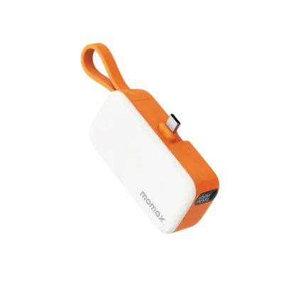 Pin dự phòng 3 trong 1 MOMAX IP130 Power Mini 5000mAh - Nói lời tạm biệt với mớ dây cáp lằng nhằng và sự bất tiện khi phải mang nhiều phụ kiện. <strong>MOMAX IP130 Power Mini 5000mAh</strong> là giải pháp năng lượng "tất cả trong một" mà bạn luôn tìm kiếm. Với kích thước chỉ bằng một chiếc thẻ tín dụng, viên pin này tích hợp sẵn cáp sạc USB-C và một chân đế gập thông minh, cho phép bạn vừa sạc vừa xem phim rảnh tay. Dung lượng 5000mAh là nguồn năng lượng cứu cánh hoàn hảo cho một ngày dài năng động, giúp thiết bị của bạn luôn kết nối. <strong>MOMAX IP130 Power Mini 5000mAh</strong> định nghĩa lại sự tiện lợi, là phụ kiện không thể thiếu trong túi xách hay túi quần của những người yêu thích sự tối giản và hiệu quả.