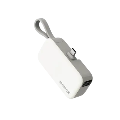 Pin dự phòng 3 trong 1 MOMAX IP130 Power Mini 5000mAh - Nói lời tạm biệt với mớ dây cáp lằng nhằng và sự bất tiện khi phải mang nhiều phụ kiện. <strong>MOMAX IP130 Power Mini 5000mAh</strong> là giải pháp năng lượng "tất cả trong một" mà bạn luôn tìm kiếm. Với kích thước chỉ bằng một chiếc thẻ tín dụng, viên pin này tích hợp sẵn cáp sạc USB-C và một chân đế gập thông minh, cho phép bạn vừa sạc vừa xem phim rảnh tay. Dung lượng 5000mAh là nguồn năng lượng cứu cánh hoàn hảo cho một ngày dài năng động, giúp thiết bị của bạn luôn kết nối. <strong>MOMAX IP130 Power Mini 5000mAh</strong> định nghĩa lại sự tiện lợi, là phụ kiện không thể thiếu trong túi xách hay túi quần của những người yêu thích sự tối giản và hiệu quả.