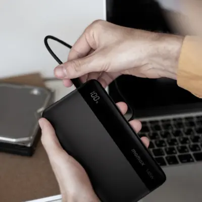 Pin dự phòng MOMAX IP150D Power Ultra 145W 25000mAh - Sẵn sàng chinh phục mọi thử thách năng lượng với <strong>Pin dự phòng MOMAX IP150D Power Ultra 145W 25000mAh</strong>, một "trạm năng lượng" di động đích thực. Sở hữu dung lượng khổng lồ 25000mAh và tổng công suất đầu ra lên tới 145W, pin dễ dàng sạc nhanh đồng thời laptop, tablet, smartphone và nhiều thiết bị khác. Thiết kế hiện đại, bền bỉ, là người bạn đồng hành lý tưởng cho công việc, du lịch hay dã ngoại. <strong>MOMAX IP150D Power Ultra 145W 25000mAh</strong> mang đến sự tự do năng lượng tối đa. Chinh phục mọi giới hạn với sức mạnh của <strong>MOMAX IP150D Power Ultra 145W 25000mAh</strong>!