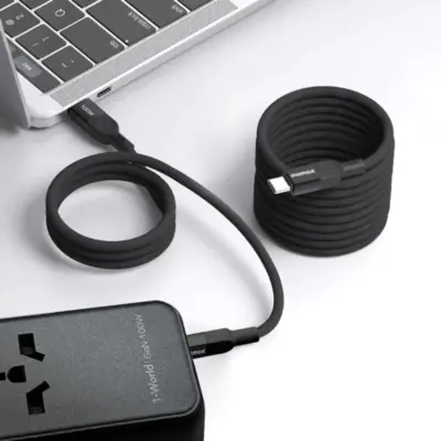 Cáp từ tính MOMAX DC35 Mag.Link USB-C sang USB-C 100W 1m - Trải nghiệm sạc thế hệ mới đầy tiện lợi với <strong>Cáp từ tính MOMAX DC35 Mag.Link USB-C sang USB-C 100W 1m</strong>. Công nghệ từ tính Mag.Link độc đáo cho phép kết nối và ngắt kết nối nhanh chóng, bảo vệ cổng sạc thiết bị khỏi hư hại. Hỗ trợ công suất sạc siêu nhanh lên đến 100W, lý tưởng để nạp năng lượng cho laptop, máy tính bảng và điện thoại một cách hiệu quả. Sợi cáp USB-C sang USB-C dài 1m bền bỉ và tiện dụng. An toàn, hiệu quả và cực kỳ phong cách, <strong>MOMAX DC35</strong> là phụ kiện không thể thiếu cho cuộc sống hiện đại. Nâng cấp trải nghiệm sạc của bạn với <strong>MOMAX DC35</strong> ngay hôm nay!