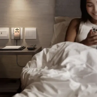 Bộ sạc du lịch đa năng MOMAX UA17 GaN 4 cổng 1-World Universal 170W + Cáp USB-C tương thích hơn 200 quốc gia - Giải phóng bạn khỏi mọi lo lắng về sạc khi du lịch quốc tế với <strong>Bộ sạc du lịch đa năng MOMAX UA17 GaN 4 cổng 1-World Universal 170W + Cáp USB-C</strong>. Tương thích hơn 200 quốc gia với các chân cắm tích hợp, bộ sạc <strong>MOMAX UA17</strong> mang đến tổng công suất sạc lên tới 170W mạnh mẽ. Công nghệ GaN tiên tiến giúp thiết bị nhỏ gọn đáng ngạc nhiên dù có 4 cổng sạc (USB-C PD & USB-A QC). Kèm theo cáp USB-C tiện lợi. <strong>MOMAX UA17</strong> là giải pháp năng lượng "tất cả trong một", đáng tin cậy cho mọi chuyến đi, đảm bảo thiết bị của bạn luôn sẵn sàng hoạt động ở bất kỳ đâu trên thế giới.