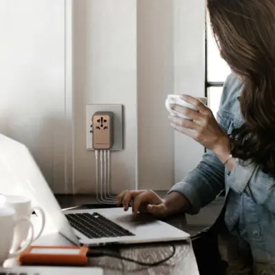 Bộ sạc du lịch đa năng MOMAX UA17 GaN 4 cổng 1-World Universal 170W + Cáp USB-C tương thích hơn 200 quốc gia - Giải phóng bạn khỏi mọi lo lắng về sạc khi du lịch quốc tế với <strong>Bộ sạc du lịch đa năng MOMAX UA17 GaN 4 cổng 1-World Universal 170W + Cáp USB-C</strong>. Tương thích hơn 200 quốc gia với các chân cắm tích hợp, bộ sạc <strong>MOMAX UA17</strong> mang đến tổng công suất sạc lên tới 170W mạnh mẽ. Công nghệ GaN tiên tiến giúp thiết bị nhỏ gọn đáng ngạc nhiên dù có 4 cổng sạc (USB-C PD & USB-A QC). Kèm theo cáp USB-C tiện lợi. <strong>MOMAX UA17</strong> là giải pháp năng lượng "tất cả trong một", đáng tin cậy cho mọi chuyến đi, đảm bảo thiết bị của bạn luôn sẵn sàng hoạt động ở bất kỳ đâu trên thế giới.
