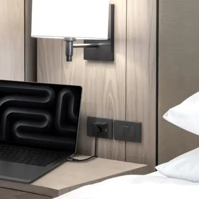 Bộ sạc du lịch MOMAX UA19 đa năng 1-World có AC kép - Đừng để vấn đề ổ cắm làm phiền những chuyến đi của bạn! <strong>Bộ sạc du lịch đa năng MOMAX UA19 1-World có AC kép</strong> là giải pháp năng lượng "tất cả trong một" cho mọi hành trình quốc tế. Tương thích với hơn 200 quốc gia nhờ các chân cắm tích hợp thông minh, bộ sạc <strong>MOMAX UA19</strong> mang đến sự tiện lợi vượt trội. Với khả năng cấp nguồn AC kép độc đáo, bạn có thể nạp năng lượng cho cả thiết bị sử dụng phích cắm truyền thống cùng lúc với các thiết bị USB. Nhỏ gọn, an toàn và cực kỳ đa năng. <strong>MOMAX UA19</strong> - Người bạn đồng hành đáng tin cậy cho mọi chuyến đi, giữ thiết bị của bạn luôn sẵn sàng hoạt động trên khắp thế giới.