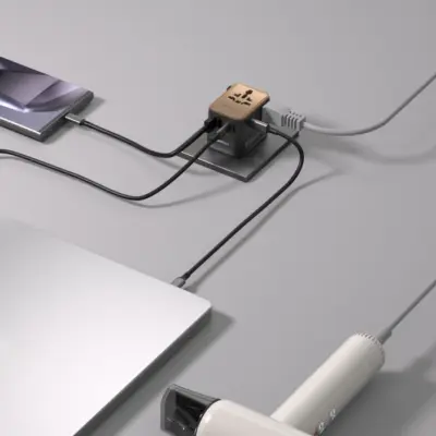 Bộ sạc du lịch MOMAX UA22 mini GaN 5 cổng 1-World² 70W với AC kép - Giải phóng bạn khỏi mọi lo lắng về sạc khi du lịch quốc tế với <strong>Bộ sạc du lịch đa năng MOMAX UA22 mini GaN 5 cổng 1-World² 70W với AC kép</strong>. Tương thích hơn 200 quốc gia với các chân cắm tích hợp thông minh, bộ sạc <strong>MOMAX UA22</strong> mang đến tổng công suất sạc lên tới 70W mạnh mẽ nhờ công nghệ GaN. Với 5 cổng sạc (3 USB-C PD & 2 USB-A QC) và đặc biệt là khả năng cấp nguồn AC kép độc đáo, bạn có thể nạp năng lượng cho mọi thiết bị cùng lúc, kể cả những thiết bị sử dụng phích cắm truyền thống. Nhỏ gọn, an toàn và cực kỳ đa năng. <strong>MOMAX UA22</strong> là giải pháp năng lượng "tất cả trong một", đáng tin cậy cho mọi chuyến đi, giữ thiết bị của bạn luôn sẵn sàng hoạt động ở bất kỳ đâu trên thế giới.