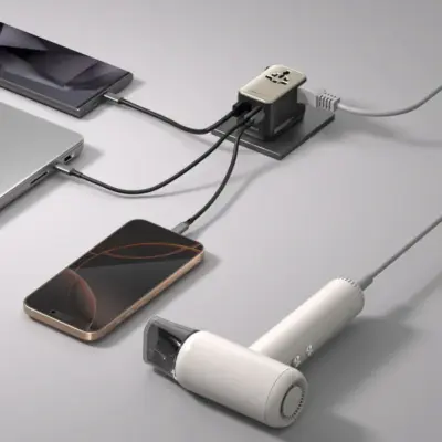 Bộ sạc du lịch MOMAX UA23 GaN 4 cổng đa năng 1-World² 100W với AC kép - Chinh phục mọi điểm đến không lo hết pin với <strong>Bộ sạc du lịch đa năng MOMAX UA23 GaN 4 cổng 1-World² 100W với AC kép</strong>. Tương thích hơn 200 quốc gia với các chân cắm tích hợp thông minh, bộ sạc <strong>MOMAX UA23</strong> mang đến tổng công suất sạc lên tới 100W mạnh mẽ nhờ công nghệ GaN. Với 4 cổng sạc (3 USB-C PD & 1 USB-A QC) và đặc biệt là khả năng cấp nguồn AC kép độc đáo, bạn có thể nạp năng lượng cho mọi thiết bị cùng lúc, kể cả những thiết bị sử dụng phích cắm truyền thống. Nhỏ gọn, an toàn và cực kỳ đa năng. <strong>MOMAX UA23</strong> là giải pháp năng lượng "tất cả trong một", đáng tin cậy cho mọi chuyến đi.