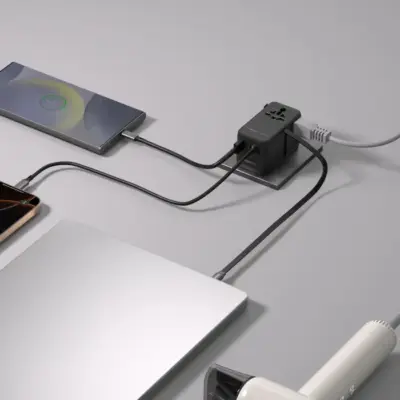 Bộ sạc du lịch MOMAX UA25 mini GaN 4 cổng 1-World²⁺ có cáp thu vào tích hợp 100W với AC kép - Giải phóng bạn khỏi mọi lo lắng về sạc khi du lịch quốc tế với <strong>Bộ sạc du lịch đa năng MOMAX UA25 mini GaN 4 cổng 1-World²⁺ có cáp thu vào tích hợp 100W với AC kép</strong>. Tương thích hơn 200 quốc gia với các chân cắm tích hợp thông minh, bộ sạc <strong>MOMAX UA25</strong> mang đến tổng công suất sạc lên tới 100W mạnh mẽ nhờ công nghệ GaN. Với 4 cổng USB (3 USB-C PD & 1 USB-A QC), cáp USB-C thu vào tích hợp tiện lợi và đặc biệt là khả năng cấp nguồn AC kép độc đáo, bạn có thể nạp năng lượng cho mọi thiết bị cùng lúc, kể cả những thiết bị sử dụng phích cắm truyền thống. Nhỏ gọn, an toàn và cực kỳ đa năng. <strong>MOMAX UA25</strong> là giải pháp năng lượng "tất cả trong một", đáng tin cậy cho mọi chuyến đi.
