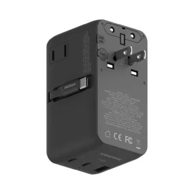 Bộ sạc du lịch MOMAX UA25 mini GaN 4 cổng 1-World²⁺ có cáp thu vào tích hợp 100W với AC kép - Giải phóng bạn khỏi mọi lo lắng về sạc khi du lịch quốc tế với <strong>Bộ sạc du lịch đa năng MOMAX UA25 mini GaN 4 cổng 1-World²⁺ có cáp thu vào tích hợp 100W với AC kép</strong>. Tương thích hơn 200 quốc gia với các chân cắm tích hợp thông minh, bộ sạc <strong>MOMAX UA25</strong> mang đến tổng công suất sạc lên tới 100W mạnh mẽ nhờ công nghệ GaN. Với 4 cổng USB (3 USB-C PD & 1 USB-A QC), cáp USB-C thu vào tích hợp tiện lợi và đặc biệt là khả năng cấp nguồn AC kép độc đáo, bạn có thể nạp năng lượng cho mọi thiết bị cùng lúc, kể cả những thiết bị sử dụng phích cắm truyền thống. Nhỏ gọn, an toàn và cực kỳ đa năng. <strong>MOMAX UA25</strong> là giải pháp năng lượng "tất cả trong một", đáng tin cậy cho mọi chuyến đi.