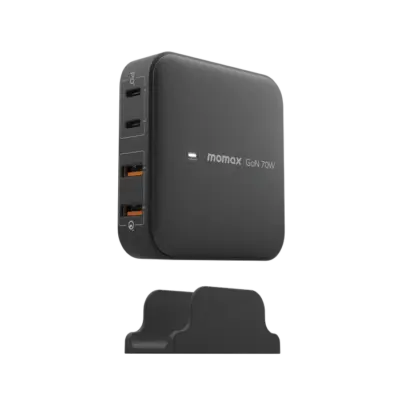 Bộ sạc MOMAX UM50UK GaN để bàn 4 cổng OnePlug 70W - Biến bàn làm việc hay không gian sống của bạn thành trạm sạc hiệu quả với <strong>Bộ sạc MOMAX UM50UK GaN để bàn 4 cổng OnePlug 70W</strong>. Công nghệ GaN tiên tiến giúp bộ sạc <strong>MOMAX UM50UK</strong> nhỏ gọn đáng kể dù mang tổng công suất 70W mạnh mẽ. Với 4 cổng sạc đa năng (thường USB-C PD & USB-A QC), bạn có thể nạp năng lượng đồng thời cho laptop mỏng nhẹ, điện thoại, máy tính bảng và nhiều phụ kiện khác. Thiết kế để bàn tiện lợi, an toàn và tối ưu không gian. <strong>MOMAX UM50UK</strong> là giải pháp năng lượng hoàn hảo, giữ thiết bị của bạn luôn sẵn sàng hoạt động.