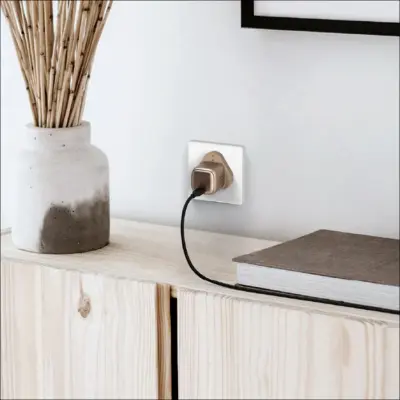 Bộ sạc MOMAX UM58UKL2 GaN 1 cổng 30W 1-Charge - Trải nghiệm tốc độ sạc đỉnh cao trong một thiết kế siêu nhỏ gọn với <strong>Bộ sạc MOMAX UM58UKL2 GaN 1 cổng 30W</strong>. Công suất sạc nhanh 30W Power Delivery mạnh mẽ nhờ công nghệ GaN tiên tiến, đủ sức nạp năng lượng cho smartphone, máy tính bảng và cả laptop mỏng nhẹ một cách hiệu quả. Với chỉ một cổng USB-C PD duy nhất, bộ sạc <strong>MOMAX UM58UKL2</strong> tập trung sức mạnh cho thiết bị của bạn. Chân cắm UK (3 chấu) tích hợp, an toàn và đáng tin cậy. <strong>MOMAX UM58UKL2</strong> là người bạn đồng hành lý tưởng cho mọi nhu cầu sạc nhanh, đơn giản và hiệu quả.