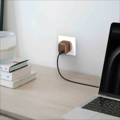 Bộ sạc MOMAX UM69UKL2 GaN 1 cổng 65W - Trải nghiệm tốc độ sạc đỉnh cao trong một thiết kế siêu nhỏ gọn với <strong>Bộ sạc MOMAX UM69UKL2 GaN 1 cổng 65W</strong>. Công suất sạc nhanh 65W Power Delivery mạnh mẽ nhờ công nghệ GaN tiên tiến, đủ sức nạp năng lượng cho cả laptop, máy tính bảng và smartphone một cách hiệu quả. Với chỉ một cổng USB-C PD duy nhất, bộ sạc <strong>MOMAX UM69UKL2</strong> tập trung sức mạnh cho thiết bị của bạn. Chân cắm UK (3 chấu) tích hợp, an toàn và đáng tin cậy. <strong>MOMAX UM69UKL2</strong> là người bạn đồng hành lý tưởng cho mọi nhu cầu sạc nhanh, đơn giản và hiệu quả.