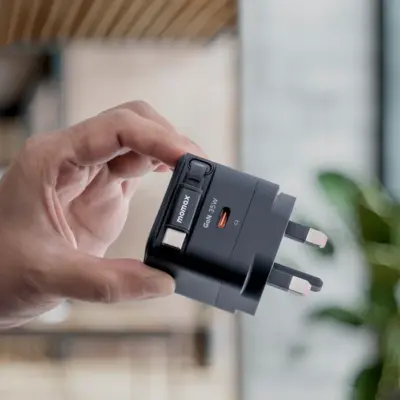 Bộ sạc MOMAX UM72UK GaN 1-Charge+ 1 cổng có cáp USB-C tích hợp 35W - Đơn giản hóa việc sạc pin cho mọi thiết bị USB-C của bạn với <strong>Bộ sạc MOMAX UM72UK GaN 1-Charge+ 1 cổng có cáp USB-C tích hợp 35W</strong>. Công suất sạc nhanh 35W Power Delivery mạnh mẽ nhờ công nghệ GaN tiên tiến, đủ sức nạp năng lượng cho cả laptop mỏng nhẹ, máy tính bảng và smartphone. Đặc biệt, cáp USB-C được tích hợp sẵn ngay trên thân bộ sạc – giải pháp "tất cả trong một" cực kỳ tiện lợi, không lo quên cáp. Chân cắm UK (3 chấu) tích hợp, an toàn và đáng tin cậy. <strong>MOMAX UM72UK</strong> là người bạn đồng hành lý tưởng cho bàn làm việc và di chuyển.