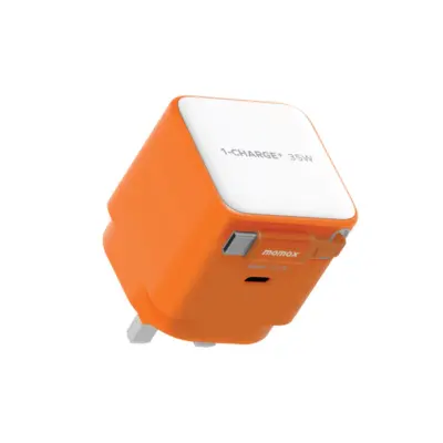 Bộ sạc MOMAX UM72UK GaN 1-Charge+ 1 cổng có cáp USB-C tích hợp 35W - Đơn giản hóa việc sạc pin cho mọi thiết bị USB-C của bạn với <strong>Bộ sạc MOMAX UM72UK GaN 1-Charge+ 1 cổng có cáp USB-C tích hợp 35W</strong>. Công suất sạc nhanh 35W Power Delivery mạnh mẽ nhờ công nghệ GaN tiên tiến, đủ sức nạp năng lượng cho cả laptop mỏng nhẹ, máy tính bảng và smartphone. Đặc biệt, cáp USB-C được tích hợp sẵn ngay trên thân bộ sạc – giải pháp "tất cả trong một" cực kỳ tiện lợi, không lo quên cáp. Chân cắm UK (3 chấu) tích hợp, an toàn và đáng tin cậy. <strong>MOMAX UM72UK</strong> là người bạn đồng hành lý tưởng cho bàn làm việc và di chuyển.