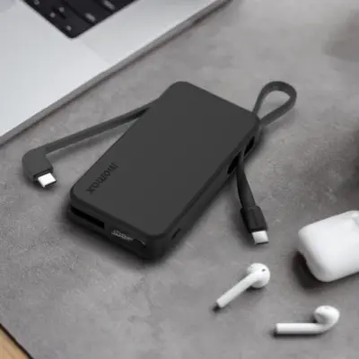 Pin dự phòng MOMAX IP138MFI Power Vital+ 10000mAh tích hợp cáp USB-C và Lightning - Giải phóng bạn khỏi dây cáp rắc rối với <strong>Pin dự phòng MOMAX IP138MFI Power Vital+ 10000mAh tích hợp cáp USB-C và Lightning</strong>. Với dung lượng 10000mAh, pin cung cấp năng lượng bền bỉ cho cả ngày dài. Điểm nhấn đột phá là <strong>MOMAX IP138MFI Power Vital+ 10000mAh</strong> tích hợp sẵn cả cáp USB-C (Input/Output) và cáp Lightning (Output, MFi Certified), sạc trực tiếp cho hầu hết điện thoại iPhone và Android mà không cần thêm dây. Nhỏ gọn, tiện lợi, hỗ trợ sạc nhanh, đây là giải pháp năng lượng "tất cả trong một" hoàn hảo.