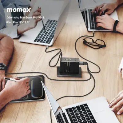 Bộ chuyển đổi du lịch MOMAX UA28L AC kép 7 cổng 205W 1-World² - Mang cả thế giới điện vào hành lý của bạn với <strong>Bộ chuyển đổi du lịch MOMAX UA28L AC kép 7 cổng 205W 1-World²</strong>. Tương thích với hơn 200 quốc gia nhờ các chân cắm tích hợp thông minh, bộ chuyển đổi <strong>MOMAX UA28L</strong> là trạm cấp nguồn vạn năng. Với tổng công suất 205W (bao gồm khả năng cấp nguồn AC và sạc USB) và đặc biệt là khả năng cấp nguồn AC kép độc đáo cùng 7 cổng USB (USB-C & USB-A), bạn có thể sạc mọi thiết bị cùng lúc, kể cả những thiết bị sử dụng phích cắm truyền thống. Nhỏ gọn, an toàn và cực kỳ đa năng. <strong>MOMAX UA28L</strong> - Giải pháp năng lượng "tất cả trong một", đáng tin cậy cho mọi chuyến đi.