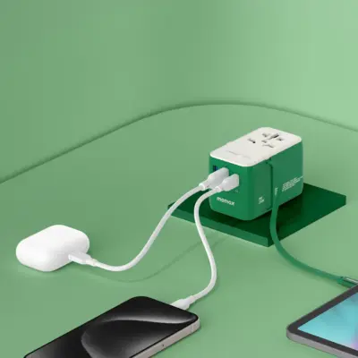 Bộ sạc du lịch MOMAX UA20UK 3 cổng 1-World+ Cáp USB-C tích hợp 25W - Giải phóng bạn khỏi mọi lo lắng về sạc khi du lịch quốc tế với <strong>Bộ sạc du lịch đa năng MOMAX UA20UK GaN 3 cổng 1-World+ có cáp USB-C tích hợp 25W tương thích hơn 200 quốc gia</strong>. Tương thích hơn 200 quốc gia với các chân cắm tích hợp thông minh, bộ sạc <strong>MOMAX UA20UK</strong> mang đến tổng công suất sạc 25W đáng tin cậy nhờ công nghệ GaN. Với 3 cổng sạc (2 USB-C & 1 USB-A) và đặc biệt là cáp USB-C tích hợp sẵn, bạn có thể nạp năng lượng cho nhiều thiết bị cùng lúc mà không cần mang theo dây rời. Nhỏ gọn, an toàn và cực kỳ đa năng. <strong>MOMAX UA20UK</strong> là giải pháp năng lượng "tất cả trong một", đáng tin cậy cho mọi chuyến đi.