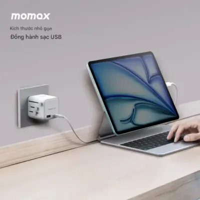 Bộ sạc du lịch MOMAX UA29 GaN 2 cổng USB-A và USB-C 20W 1-World² - Đừng để khác biệt về ổ cắm làm gián đoạn những chuyến phiêu lưu của bạn! <strong>Bộ sạc du lịch MOMAX UA29 GaN 2 cổng USB-A và USB-C 20W 1-World²</strong> là người bạn đồng hành hoàn hảo cho mọi điểm đến. Với khả năng tương thích hơn 200 quốc gia nhờ các chân cắm tích hợp thông minh, bộ sạc <strong>MOMAX UA29</strong> mang đến tổng công suất 20W đáng tin cậy nhờ công nghệ GaN tiên tiến. Với 2 cổng sạc (1 USB-C PD & 1 USB-A QC), bạn có thể nạp năng lượng cho điện thoại, máy tính bảng cùng lúc. Nhỏ gọn, an toàn và cực kỳ đa năng. <strong>MOMAX UA29</strong> - Giải pháp năng lượng thiết yếu cho mọi hành trình, giữ thiết bị của bạn luôn sẵn sàng hoạt động ở bất kỳ đâu trên thế giới.