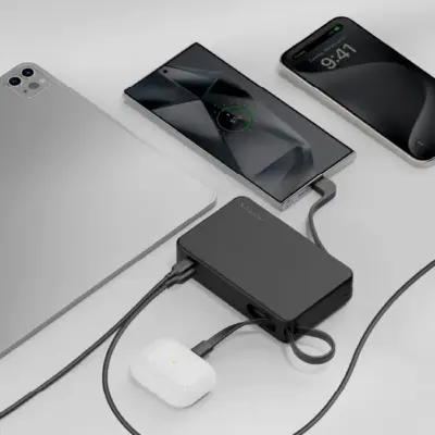 Pin dự phòng MOMAX IP139 Power Vital+ 20000mAh kèm 2 cáp USB-C tích hợp - Sở hữu nguồn năng lượng di động mạnh mẽ và cực kỳ tiện lợi với <strong>Pin dự phòng MOMAX IP139 Power Vital+ 20000mAh kèm 2 cáp USB-C tích hợp - Phiên bản giới hạn</strong>. Dung lượng 20000mAh khủng cung cấp năng lượng dồi dào, sạc đầy nhiều lần cho điện thoại, máy tính bảng và laptop nhỏ. Tính năng đột phá là 2 cáp USB-C tích hợp sẵn ngay trên thân pin, giải quyết triệt để nỗi lo quên cáp. Hỗ trợ sạc nhanh đa dạng qua các cổng. Thiết kế nhỏ gọn (so với dung lượng) và độc đáo của phiên bản giới hạn làm cho <strong>MOMAX IP139 Power Vital+ 20000mAh</strong> trở thành người bạn đồng hành năng lượng không thể thiếu.