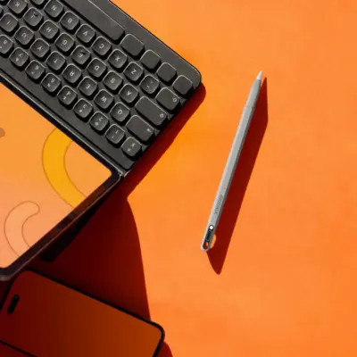 Bút cảm ứng từ tính MOMAX TP10 Mag.Link Pop - Biến chiếc iPad của bạn thành công cụ sáng tạo và làm việc hiệu quả hơn với <strong>Bút cảm ứng từ tính MOMAX TP10</strong> Mag.Link Pop. Với khả năng gắn từ tính tiện lợi vào cạnh iPad (các mẫu hỗ trợ), <strong>MOMAX TP10</strong> luôn sẵn sàng khi bạn cần. Bút cảm ứng này mang lại độ chính xác cao, phản hồi nhanh nhạy cho việc viết, vẽ, ghi chú hay thao tác trên màn hình. Thiết kế nhẹ nhàng, cảm giác cầm thoải mái. <strong>MOMAX TP10</strong> là giải pháp thay thế kinh tế và tiện lợi cho Apple Pencil, giúp bạn khai thác tối đa tiềm năng của iPad. Sở hữu ngay <strong>Bút cảm ứng MOMAX TP10</strong> để nâng cao hiệu suất sáng tạo và làm việc.