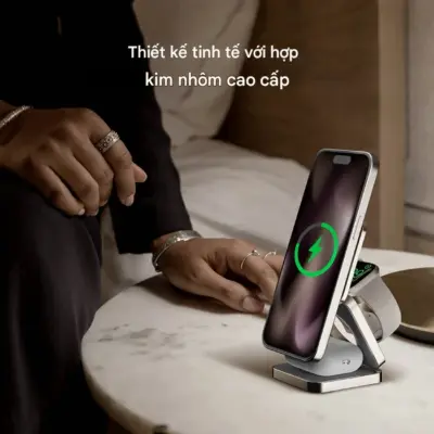 Đế sạc không dây từ tính MOMAX UD31 Qi2 15W 3 trong 1 có thể gập lại Q2.Mag - Đơn giản hóa việc sạc cho hệ sinh thái Apple của bạn với <strong>Đế sạc không dây từ tính MOMAX UD31 Qi2</strong> 3-trong-1 có thể gập lại. Hỗ trợ chuẩn Qi2 mới nhất, <strong>MOMAX UD31 Qi2</strong> cung cấp khả năng sạc nhanh 15W MagSafe cho iPhone (12 trở lên), cùng lúc sạc cho Apple Watch và tai nghe AirPods. Thiết kế 3-trong-1 gọn gàng thay thế nhiều bộ sạc riêng lẻ. Đặc biệt, <strong>MOMAX UD31 Qi2</strong> có thể gập lại siêu nhỏ gọn, lý tưởng để mang theo khi di chuyển. Chất liệu cao cấp, tính năng an toàn. <strong>Đế sạc MOMAX UD31 Qi2</strong> là giải pháp sạc không dây tối ưu, tiện lợi và hiệu quả cho người dùng Apple.