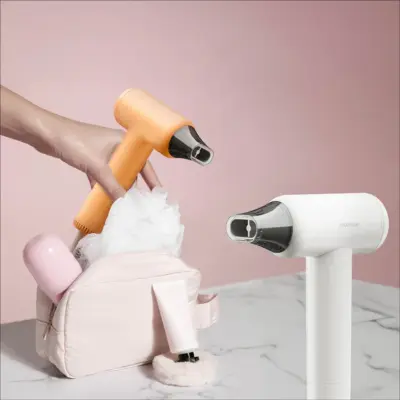 Máy sấy tóc MOMAX HL13U ion siêu tốc 1-Care Hair Mini - Trải nghiệm sấy tóc nhanh chóng, hiệu quả và bảo vệ tóc tối ưu với <strong>Máy sấy tóc MOMAX HL13U</strong> Ion Siêu Tốc 1-Care Hair Mini. Thiết bị này kết hợp công suất mạnh mẽ của động cơ siêu tốc với công nghệ ion tiên tiến, giúp tóc khô nhanh hơn, giảm xơ rối và tăng độ bóng mượt. Thiết kế "Mini" nhỏ gọn, nhẹ nhàng, lý tưởng để mang theo khi du lịch hoặc sử dụng hàng ngày tại nhà. <strong>MOMAX HL13U</strong> cung cấp nhiều chế độ nhiệt và gió, cùng tính năng an toàn vượt trội. Với <strong>Máy sấy tóc MOMAX HL13U</strong>, bạn sẽ có mái tóc óng mượt, chắc khỏe mọi lúc mọi nơi.