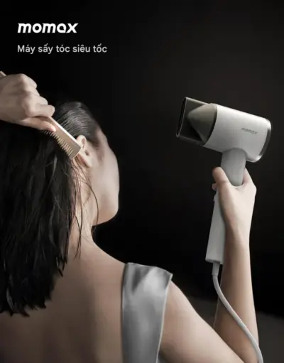 Máy sáy tóc MOMAX HL10UK ION siêu tốc Ultra Hair - Trải nghiệm sấy tóc chuyên nghiệp và chăm sóc tóc vượt trội với <strong>Máy sấy tóc MOMAX HL10UK</strong> ION siêu tốc Ultra Hair. Công nghệ sấy siêu tốc làm khô tóc cực nhanh, tiết kiệm thời gian đáng kể. <strong>MOMAX HL10UK</strong> tích hợp công nghệ ION âm giúp giảm tĩnh điện, tóc mềm mượt và bóng khỏe hơn. Thiết kế nhỏ gọn, nhẹ, cầm nắm thoải mái. Điều khiển dễ dàng với nhiều chế độ nhiệt và tốc độ gió. An toàn, hiệu quả và chăm sóc tóc tối ưu. Với <strong>Máy sấy tóc MOMAX HL10UK</strong>, bạn sẽ có mái tóc đẹp chuẩn salon ngay tại nhà mỗi ngày.