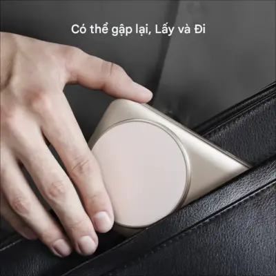 Đế sạc không dây từ tính MOMAX UD36L 1-Charge Q.Port 3 trong 1 Qi2 15W có thể gập lại - Đơn giản hóa việc sạc pin cho các thiết bị Apple của bạn với <strong>Đế sạc không dây từ tính MOMAX UD36L</strong> 1-Charge Q.Port 3 trong 1. Hỗ trợ chuẩn Qi2 mới nhất, <strong>MOMAX UD36L</strong> cho phép sạc nhanh 15W từ tính cho iPhone (tương thích MagSafe/Qi2), cùng lúc sạc cho Apple Watch và tai nghe AirPods có hộp sạc không dây. Thiết kế có thể gập lại tiện lợi, lý tưởng để mang theo khi du lịch hoặc để gọn trên bàn làm việc. An toàn, hiệu quả và đa năng, <strong>Đế sạc không dây MOMAX UD36L</strong> là trung tâm sạc không dây hoàn hảo cho hệ sinh thái Apple của bạn.