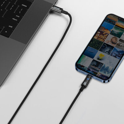 Cáp sạc nhanh tự ngắt hiệu Baseus Explorer Series Type-C to IP 20W 1m - Bảo vệ tuổi thọ pin iPhone của bạn với cáp sạc thông minh <strong>Baseus Explorer Series Type-C to IP 20W 1m</strong>. Đây không chỉ là một sợi cáp sạc nhanh PD 20W, mà còn được tích hợp công nghệ tự động ngắt nguồn khi pin đầy, chống sạc nhồi và ngăn ngừa chai pin hiệu quả. Nổi bật với thiết kế "Explorer" độc đáo, đầu cắm trong suốt để lộ bảng mạch bên trong cùng đèn LED báo trạng thái sạc. Với vỏ bện dù siêu bền và khớp nối chống gãy, đây là sự kết hợp hoàn hảo giữa công nghệ, độ bền và thẩm mỹ. Hãy sạc pin một cách thông minh và an toàn hơn với <strong>Baseus Explorer Series Type-C to IP 20W 1m</strong>.