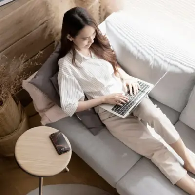 Bàn thông minh MOMAX QC7W đa chức năng Cymbal có thể gập lại với sạc không dây, loa, cổng USB-C và hiệu ứng đèn LED - Biến không gian sống của bạn trở nên hiện đại và tiện lợi hơn với <strong>Bàn thông minh đa năng MOMAX QC7W</strong> Cymbal. Chiếc bàn này không chỉ có thiết kế gập gọn tiết kiệm diện tích mà còn tích hợp nhiều công nghệ đỉnh cao: sạc không dây tiện lợi cho smartphone, loa Bluetooth chất lượng cao để giải trí, cổng USB-C để sạc các thiết bị khác và hiệu ứng đèn LED đẹp mắt tạo không khí. <strong>MOMAX QC7W</strong> là giải pháp hoàn hảo cho những căn hộ nhỏ, phòng trọ, hoặc bất cứ ai cần một chiếc bàn đa năng, phong cách và dễ dàng di chuyển. Trải nghiệm sự tiện nghi vượt trội cùng <strong>Bàn thông minh MOMAX QC7W</strong>.