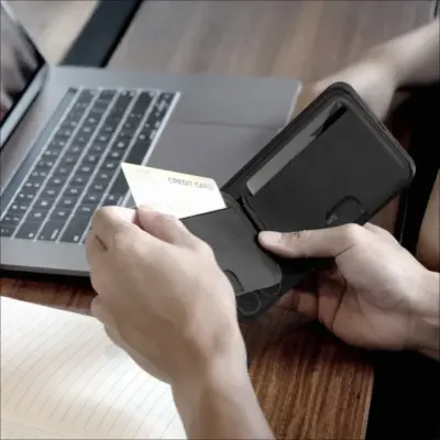 Ví đựng thẻ từ tính MOMAX SR51 có chân đế có thể điều chỉnh - Nâng tầm tiện ích và linh hoạt cho chiếc iPhone (tương thích MagSafe) hoặc điện thoại của bạn với <strong>Ví đựng thẻ từ tính MOMAX SR51</strong> có chân đế có thể điều chỉnh. Sản phẩm 2 trong 1 này không chỉ là ví đựng thẻ mỏng gọn (thường 1-3 thẻ) mà còn tích hợp chân đế đa năng với khả năng điều chỉnh góc độ linh hoạt hơn. Gắn chắc chắn vào mặt lưng điện thoại bằng từ tính mạnh mẽ, <strong>MOMAX SR51</strong> giúp bạn mang theo những thẻ thiết yếu và dựng máy rảnh tay xem phim, gọi video ở mọi góc độ bạn muốn. Thiết kế sang trọng, bền bỉ. Với <strong>MOMAX SR51</strong>, bạn sẽ có được sự tiện lợi, tối giản và khả năng tùy chỉnh góc nhìn vượt trội.