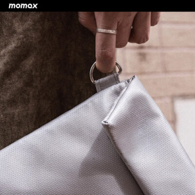 Túi chống cháy MOMAX SR5 1-World Airliner - Bảo vệ an toàn tối đa cho pin lithium, sạc dự phòng và các thiết bị điện tử của bạn khi đi du lịch, đặc biệt là khi di chuyển bằng máy bay, với <strong>Túi chống cháy MOMAX SR5</strong> 1-World Airliner. Được làm từ vật liệu chống cháy chuyên dụng, <strong>MOMAX SR5</strong> giúp cô lập ngọn lửa và giảm thiểu rủi ro cháy nổ pin lithium (thường xảy ra với pin bị lỗi hoặc hư hỏng) lây lan sang các vật dụng khác. Thiết kế gọn nhẹ, dễ dàng bỏ vào hành lý xách tay. An tâm tuyệt đối khi bay với <strong>Túi chống cháy MOMAX SR5</strong>. Đây là phụ kiện không thể thiếu cho mọi du khách hiện đại.